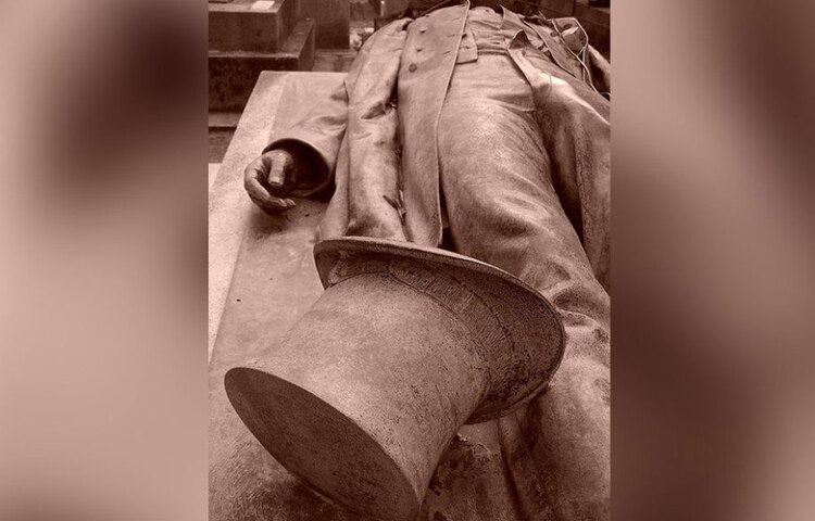 এক ফরাসি সাংবাদিকের কবর। সদা জাগ্রত সাংবাদিক যেন শুয়েও জেগে রয়েছেন।