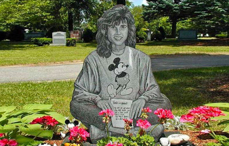 মিকি মাউস প্রেমীর কবর। একটি কিশোরীর কবর এটি। ওই কিশোরী মিকি মাউসের ভক্ত ছিল। সে জন্যই তার পরিজনেরা কবরের উপরে বসিয়েছেন কিশোরীর প্রতিকৃতি। সেখানে জ্বলজ্বল করছে মিকি মাউসের ছবি।