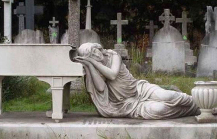 ‘পিয়ানো কবর’। এই কবরের উপরে রাখা একটি পাথরের পিয়ানো। তার উপর মাথা রেখে আধ শোয়া অবস্থায় রয়েছে এক নারী। এটি যার কবর, তিনি পিয়ানো বাদক ছিলেন। সেই স্মৃতিতেই এই স্থাপত্য।