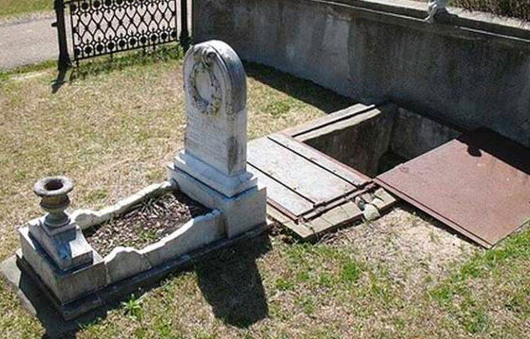 এই কবরের উপরে রয়েছে ঢাকনা। যা সরিয়ে ভিতরে ঢোকা যায়। কবরটি একটি ১০ বছরের মেয়ের। মেয়েটি ঝড় হলে খুব ভয় পেত। তাই ঝড় হলেই তার মা ওই ঢাকনা সরিয়ে কবরের ভিতর গিয়ে এখনও মেয়েকে আগলে রাখেন।