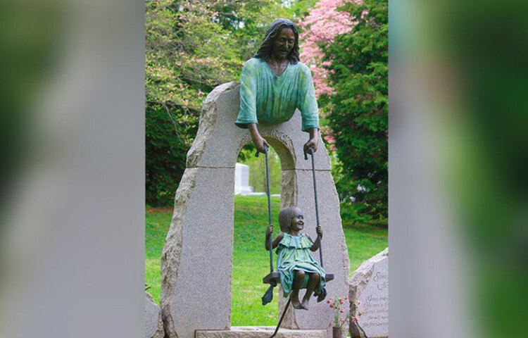 এটি একটি বাচ্চা মেয়ের কবর। মৃত্যুর পর জিশু তাকে দোল খাওয়াচ্ছেন এরকমই ভাবনা ফুটিয়ে তোলা হয়েছে কবরের উপর।