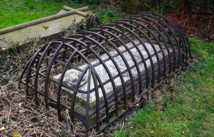 এই কবর ভিক্টোরীয় যুগের। মৃত ব্যক্তি কবর থেকে উঠে যাতে না পালাতে পারে, সে জন্যই কবরের উপর এ রকম লোহার খাঁচা।