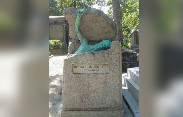 এটি দেখে মনে হচ্ছে মৃত ব্যক্তি যেন নিজেই কবরে যাচ্ছেন। জর্জেস রোডেনবাখ নামে এক ব্যক্তির কবর এটি। ১৮৯৮ সালে মৃত্যু হয় তার।