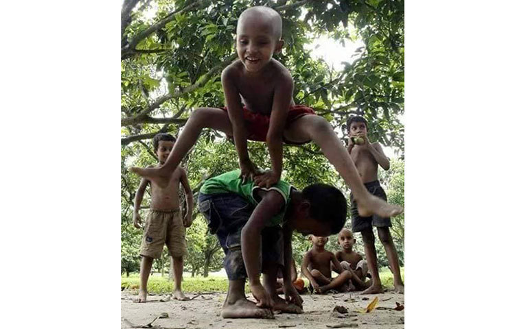 খেলায় মেতে আছে দুরন্ত ছেলেরা।