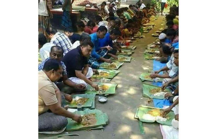 গ্রামের বড় অনুষ্ঠানে এভাবে কলা পাতায় মেহমানদের খাওয়ানো হতো।