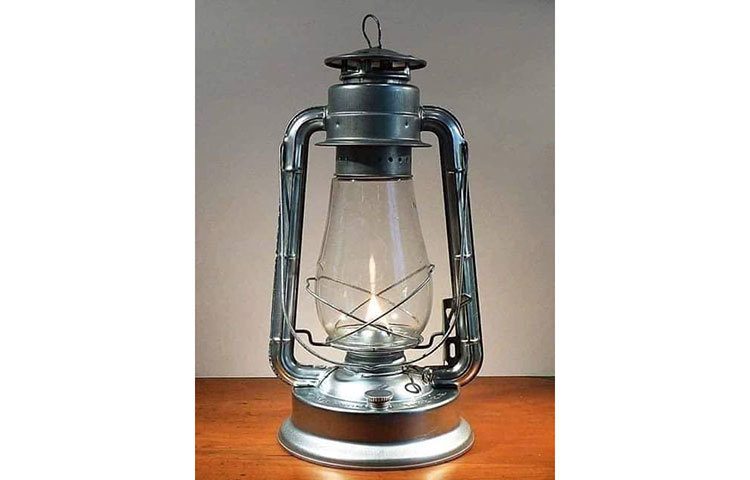 এক সময় আমাদের সব গ্রাম গঞ্জের বাড়ি-ঘর হ্যারিকেনের আলোয় আলোকিত হত।