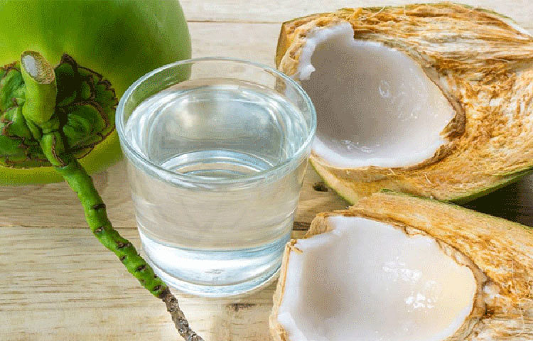 স্ট্রেস কমবে: বেশ কিছু গবেষণায় দেখা গেছে ডাবের পানি উপস্থিত ক্যালসিয়াম এবং ম্যাগনেসিয়াম শরীরের অন্দের প্রবেশ করার পর একদিকে যেমন স্ট্রেস কমায়, তেমনি পেশীর সচলতা বৃদ্ধিতেও বিশেষ ভূমিকা পালন করে থাকে। এখানেই শেষ নয়, ডাবের পানিতে থাকা ক্যালসিয়াম দাঁত এবং হাড়ের স্বাস্থ্যের উন্নতিতেও বিশেষ ভূমিকা পালন করে থাকে।