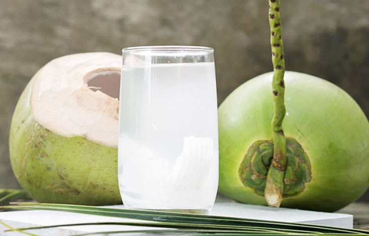 ওজন কমবে: ডাবের পানি উপস্থিত বেশ কিছু উপকারি এনজাইম হজম ক্ষমতা বাড়ানোর পাশাপাশি মেটাবলিজমের উন্নতিতেও সাহায্য করে থাকে। ফলে খাবার খাওয়া মাত্র তা এত ভালোভাবে হজম হয়ে যায় যে শরীরের অন্দরে হজম না হওয়া খাবার মেদ হিসেবে জমার সুযোগই পায় না। ফলে ওজন কমতে শুরু করে। ডাবের পানি শরীরে লবণের মাত্রা ঠিক রাখে। ফলে ওয়াটার রিটেনশন বেড়ে গিয়ে ওজন বৃদ্ধির আশঙ্কাও হ্রাস পায়।