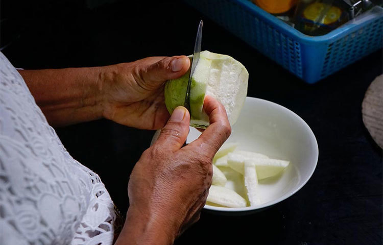 মার্কিন যুক্তরাষ্ট্রের কৃষি দফতর জানাচ্ছে, ১০০ গ্রাম পেয়ারায় থাকে ৬৮ ক্যালরি। প্রতিদিন খাবারের তালিকায় একটি পেয়ারা রাখলে আপনি পাবেন হাজার উপকারিতা।