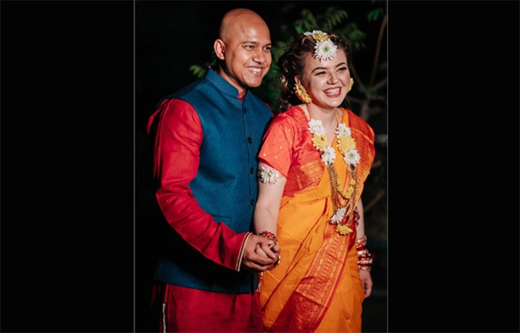 হাবিব-নাতালিয়া বিয়ে করেছেন ২০১৭ সালে। তবে গত ২০ ডিসেম্বর এই দম্পতি বাংলাদেশে এসেছেন। পরদিনই রাজধানীর মিরপুরের বাসার ছাদে গায়ে হলুদ করেন। আর বিবাহোত্তর সংবর্ধনা অনুষ্ঠানের আয়োজন করা হয় ২৩ ডিসেম্বর। যেখানে ছিল বাঙালিয়ানার ছাপ। ছবি: সংগৃহীত