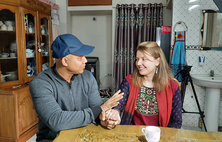 হাবিব আরও জানান, ৭ জানুয়ারি তারা জার্মানি ফিরে যাবেন। তার আগে যাবেন স্মৃতিসৌধ ও শহীদ মিনারে। ঘুরবেন পর্যটনের নগরী কক্সবাজার ও চা বাগান এলাকা। যাবেন গ্রামের বাড়ি লক্ষ্মীপুরের রামগঞ্জ। ছবি: জাগো নিউজ