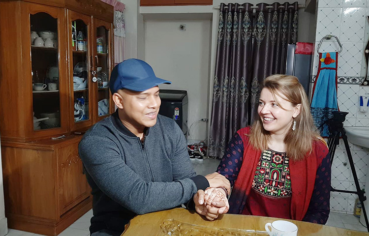 বিয়ের এত বছর পর অনুষ্ঠান করার কারণ হিসেবে হাবিবুর বলেন, করোনাভাইরাস মহামারিসহ নানা কারণে বাংলাদেশে আসতে পারিনি। এখন পরিস্থিতি কিছুটা অনুকূলে বলে স্ত্রী-সন্তানকে বাংলাদেশি সংস্কৃতির সঙ্গে পরিচয় করিয়ে দিতে এতসব আয়োজন। ছবি: জাগো নিউজ