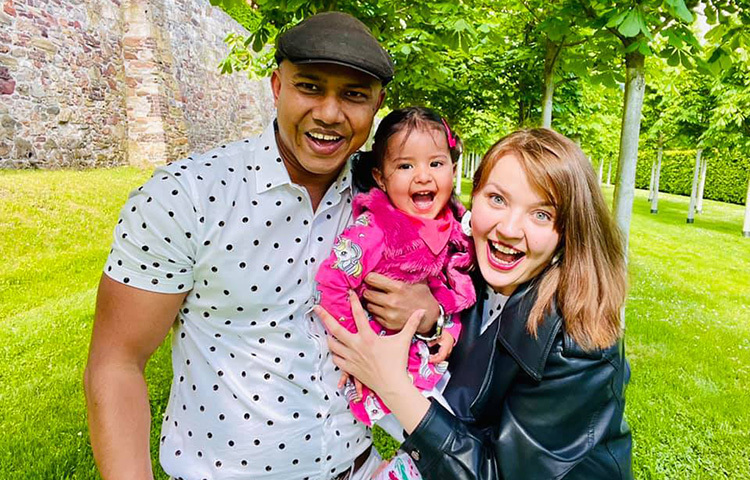 এখন এ দুজনের ‘নাতালিয়া অ্যান্ড হাবিব’ ফেসবুক পেজে অনুসারীর সংখ্যা প্রায় ২৮ লাখ। আর ইউটিউবে ‘নাতালিয়া অ্যান্ড হাবিব-দ্য মিক্স ম্যাচ ফ্যামিলি’ চ্যানেলে সাবস্ক্রাইবারের সংখ্যা প্রায় ৫ লাখ। তাদের নিত্যদিনের খুনসুটির পাশাপাশি সামাজিক সচেতনতামূলক সব ভিডিও এই পেজ ও চ্যানেলের মাধ্যমে পৌঁছে যাচ্ছে লাখ লাখ মানুষের কাছে। হাবিব-নাতালিয়ার সংসারে নাদিয়া নামের এক কন্যা সন্তান রয়েছে। ছবি: সংগৃহীত