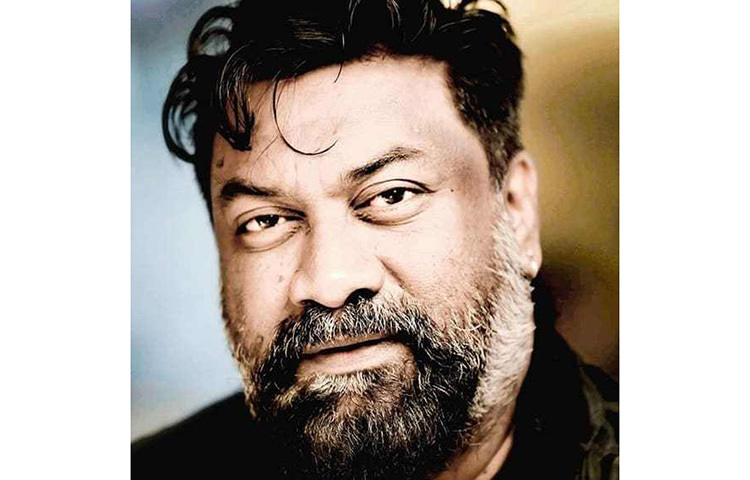 সেই পোস্টের নিচে দেখা গেল হাজার হাজার দর্শকের প্রতিক্রিয়া। যার বেশিরভাগই হাবুকে নাটকে নিয়মিত রাখার অনুরোধ। অনেকে হাবু ভাইকে মিস করে অভিনেতা চাষী আলমের জন্য শুভেচ্ছা জানিয়েছেন। ছবি: সংগৃহীত