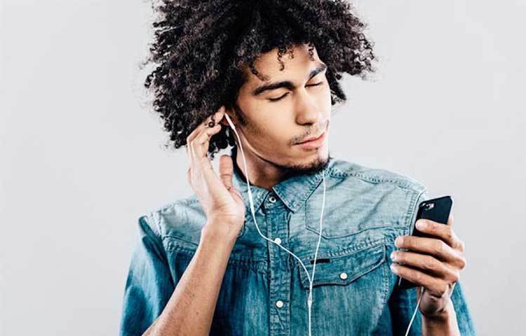 একটি আন্তর্জাতিক গণমাধ্যমের প্রতিবেদন থেকে জানা গিয়েছে, টানা এক ঘণ্টার বেশি কেউ যদি কানে হেডফোন গুঁজে রাখেন, তবে তার শ্রবণক্ষমতা ধীরে ধীরে কমতে থাকে।