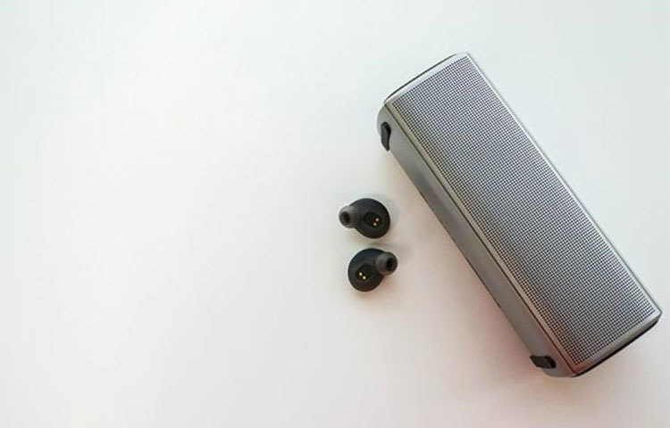 ওয়ার্ল্ড হেলথ অরগানাইজেশন ২০১৮ সালে একটি গবেষণা করে দেখে, ব্লু-টুথ হেডফোন ব্যবহার করলে শরীরে রেডিও ফ্রিকোয়েন্সি রেডিয়েশনের প্রভাব পড়ে। যা খুবই ক্ষতিকারক।