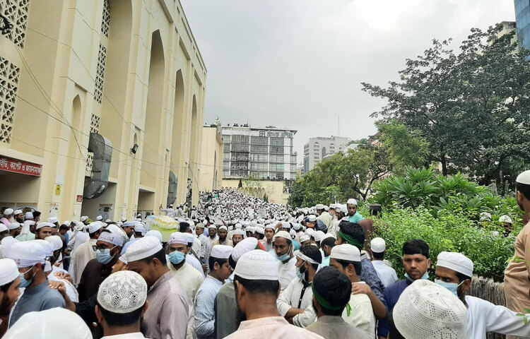 দুপুর পৌনে ১টার দিকে মিছিলটি শান্তিনগর মোড়ের দিকে গেলে পুলিশ ব্যারিকেড দিয়ে আটকে দেয়।