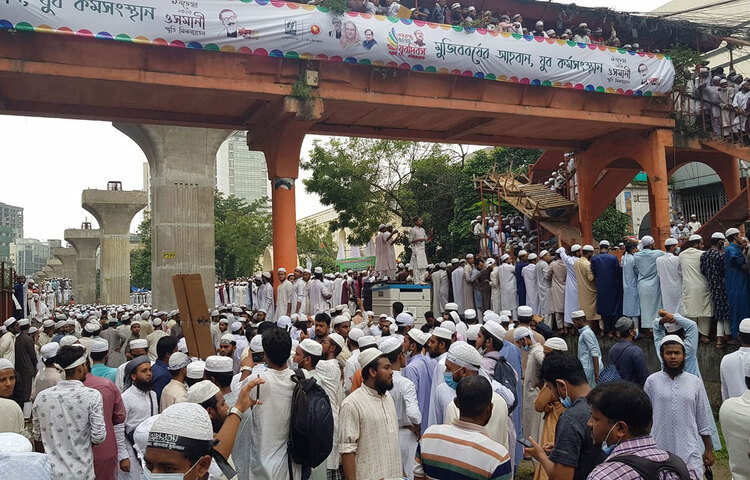 ভোর ৬টা থেকে দেশের বিভিন্ন স্থান থেকে হেফাজতের কর্মীরা জড়ো হতে শুরু করেন।