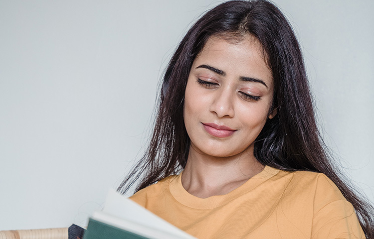 আমরা প্রায় সবাই কমবেশি জানি ভাতের মাড় অত্যন্ত পুষ্টিকর। ভাতে মাড় বসে গেলে যেমন ভাত দলা হয়ে যায়, সেটি খেলে শরীরে মেদ হওয়ারও সম্ভাবনা প্রবল। কিন্তু এই মাড়ই চুলের জন্য দারুণ উপকারী। চুলের যত্নে ভাতের মাড় কাজে লাগিয়ে নরম তুলতুলে করে তুলুন। ছবি: সংগৃহীত