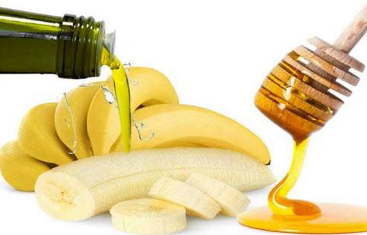 কলাতে রয়েছে সিলিকা নামক উপাদান। এই খনিজ উপাদানটি আপনার দেহে কোলাজেন সংশ্লেষিত করতে সহায়তা করে। এটি চুল ঘন এবং শক্ত করে তোলে। এতে পাওয়া অ্যান্টিমাইক্রোবিয়াল বৈশিষ্ট্য ইচিং স্ক্যাল্প এবং খুশকির মতো সমস্যা থেকে মুক্তি পেতে সাহায্য করে।