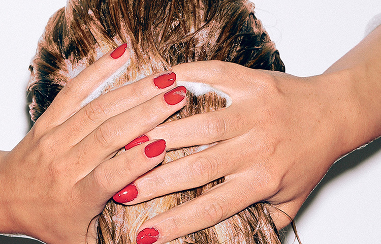 চুলের ময়লা ধুইতে আমরা শ্যাম্পু করে থাকি। চুলের গোড়ায় মাথার তালুতে তেল জন্মালে, তাতে নোংরা ময়লা পড়ে। এবং মাথার তালুর কোষগুলো আটকে দেয়। ফলে চুল বাড়তে পারে না। কিছু সময় পর চুল পড়ে যাবে। ছবি: সংগৃহীত