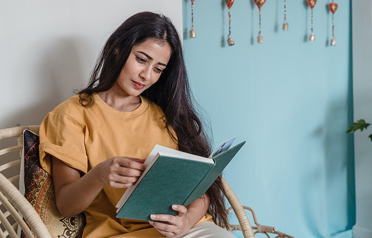 ভাতের মাড়ে পানি মিশিয়ে খানিকটা পাতলা করে নিন। শ্যাম্পু করার পর চুলে ভাতের মাড় দিয়ে মিনিট তিনেক রেখে ভালো করে ধুয়ে ফেলুন। ছবি: সংগৃহীত