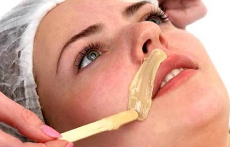 প্রথমেই মনে রাখা উচিত ঘরোয়া পদ্ধতিতে মুখের লোম তোলা যায় না, কিন্তু তা কমাতে সাহায্য করে। তবে তাতে অবশ্যই সময় বেশি লাগবে এবং আপনাকে নিয়মিত ত্বকের যত্ন নিতে হবে।