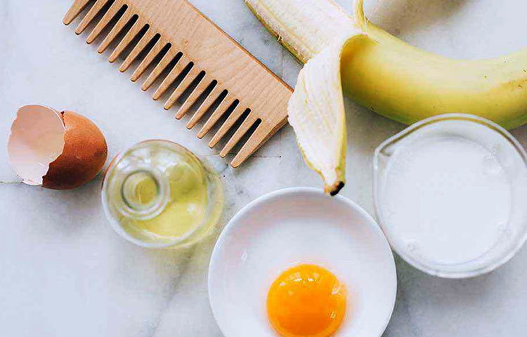 এর জন্য প্রয়োজনম ২ টো কলা, ১টা ডিম, ১ চামচ নারকেল তেল, ৩ চামচ মধু। কলাটি ভালো করে ম্যাশ করে ভালো করে ছেঁকে নিন। এর ফলে এতে থাকা আঁশ বেরিয়ে যাবে।