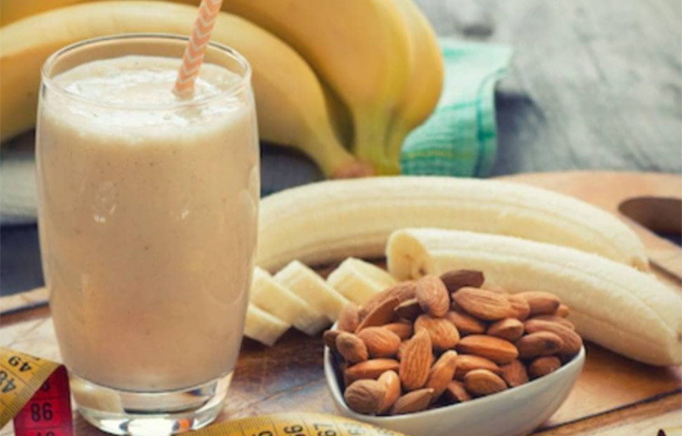 প্রোটিন, ভিটামিন, মিনারেলে ভরা আমন্ড চুলের বৃদ্ধির জন্য বেশ কার্যকরী। আমন্ডের ভিটামিন-ই বৃদ্ধি করে কেরাটিন উৎপাদন। কলায় থাকা ক্যালসিয়াম ও ফলিক অ্যাসিড চুলের পুষ্টি জোগায়। দুধের সঙ্গে মিশিয়ে আমন্ড ও কলার স্মুদি বানিয়ে ফেলুন। সঙ্গে মেশান বাদাম, এলাচের গুঁডা ও মধু। চুলের জন্য এই পানীয় খুব উপকারী। ছবি: সংগৃহীত