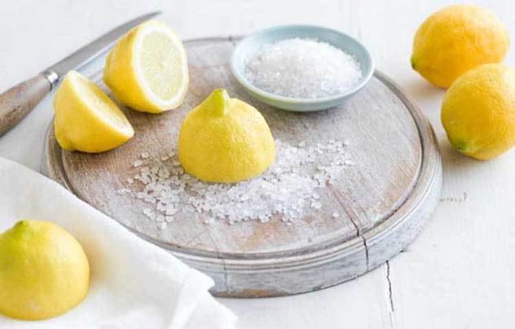 পরিমাণ মতো চিনি ও লেবুর রস মিশিয়ে ঘন পেস্ট বা মিশ্রণ তৈরি করুন। তার পর ওই মিশ্রণ মুখে লাগান। শুকিয়ে গেলে ধুয়ে ফেলুন। প্রতি সপ্তাহে ২-৩ বার এই পেস্ট ব্যবহার করুন।