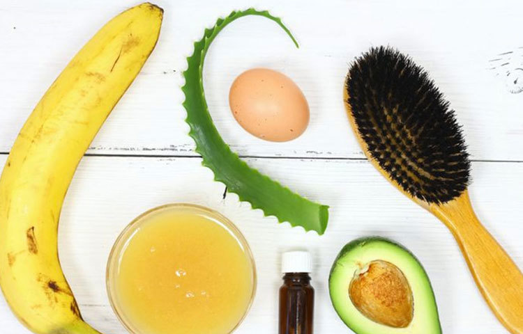 একটি বাটিতে কলা, ডিম, নারকেল তেল এবং মধু এই সমস্ত উপাদান মিশিয়ে নিন। এরপর এটি চুলে ভালো করে লাগিয়ে শাওয়ার ক্যাপ দিয়ে ঢেকে দিন। এর পর চুল ধুয়ে ফেলুন। এই কলার প্যাক সপ্তাহে ১ দিন টানা ৩ মাস ব্যবহার করলে চুল শক্ত এবং ঘন হয়ে উঠবে।