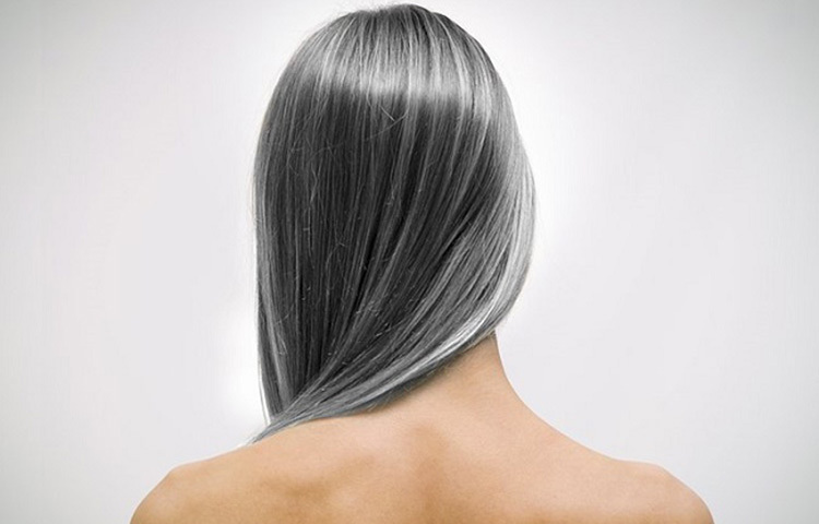 সূর্যের আলো যেমন ত্বকের ক্ষতি করে তেমনই চুলেরও ক্ষতি করে। বেশিক্ষণ কড়া রোদে থাকলেও দ্রুত চুল পেকে যায়। সূর্যের ক্ষতিকর আলট্রাভায়োলেট রশ্মি চুলের ক্ষতি করে এবং স্কাল্প শুষ্ক করে দেয়। এর থেকেও চুল পাকতে পারে। তাই রোদে বেরোনোর সময় মাথায় স্কার্ফ বা টুপি পরা উচিত, ছাতা ব্যবহার করা উচিত। ছবি: সংগৃহীত