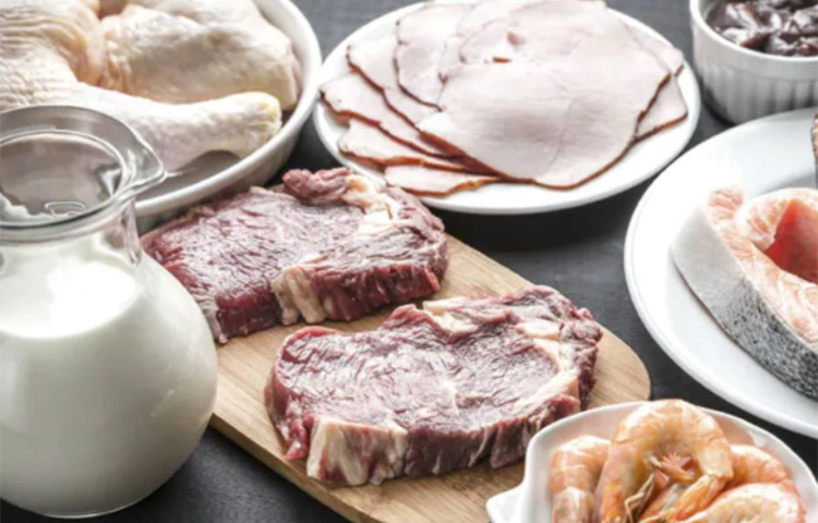 ডায়েটে রাখুন ডিম, চিকেন, দুধ, চিজ, টক দইয়ের মতো খাবার। প্রোটিন ও ক্যালসিয়াম সমৃদ্ধ ডায়েটে চুলের স্বাস্থ্য বজায় থাকে। ছবি: সংগৃহীত