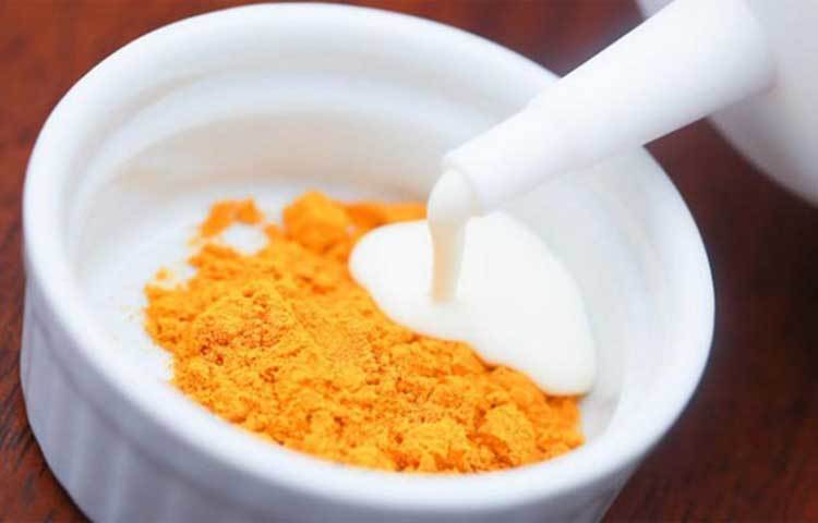 হলুদগুঁড়ো এবং দুধের মিশ্রণ বানিয়ে মুখে লাগাতে পারেন। সার্কুলার মোশনে হালকা করে মুখের ওপরে ঘষুন। এতে মুখের ত্বকে লোমের বৃদ্ধি অনেকটাই কমে যায়।