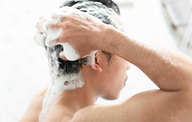 কোঁকড়া চুল আপনার, তাহলে একেবারেই বেশি শ্যাম্পু করা উচিত নয়। ৪ থেকে ৫ দিন অন্তর করতে পারেন। মাথার তালুতে হাত দিয়ে মাঝে মাঝেই দেখবেন, পরিস্থিতি ঠিক কেমন। তার যদি দেখেন ঠিকই আছে, তাহলে অযথা শ্যাম্পু করবেন না। ছবি: সংগৃহীত