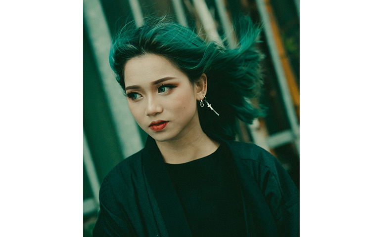 চুলের ডগা ফেটে যাওয়ার মতো সমস্যার মোকাবিলায় এই পদ্ধতি খুবই কার্যকর। এ ছাড়া চুল গোড়া থেকে মজবুত করতে আর চকচকে করতে সাহায্য করে এই পদ্ধতি। ছবি: সংগৃহীত