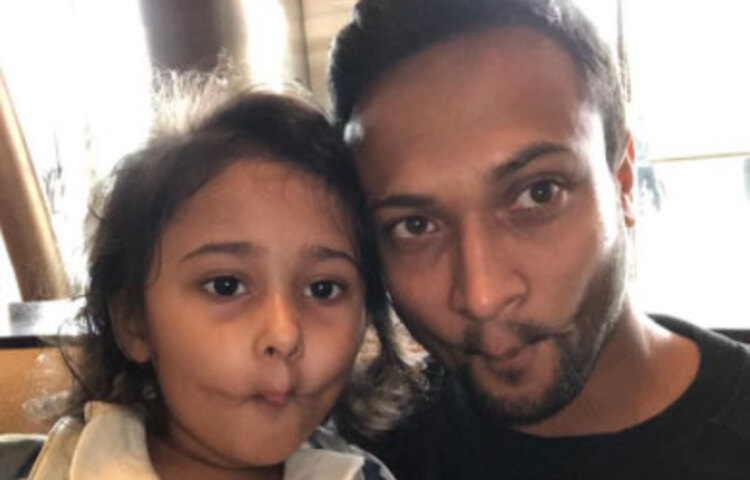 আলাইনাকে শুভেচ্ছা জানিয়ে কমেন্ট করেছেন ‘শুভ জন্মদিনে অনেক অনেক শুভেচ্ছা ও শুভকামনা’।