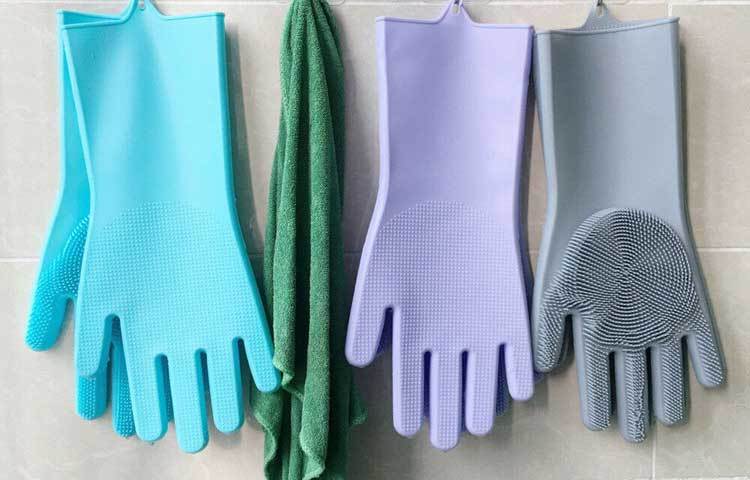 রাবার গ্লাভস: গ্লাভস পরে কাজ করার অভ্যাস করুন। হাড়ি-পাতিল ধোয়া, টয়লেট পরিষ্কার বা ধুলা-ময়লা পরিষ্কার করা মতো গৃহস্থালি কাজের জন্য রাবার গ্লাভস ব্যবহার করুন। এতে আপনি ও আপনার পরিবারের সদস্যরা সুরক্ষিত থাকবে।