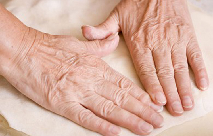 ত্বক হাইড্রেটেড রাখা খুবই প্রয়োজন। ত্বকে রুক্ষতা চলে এলে তাতে সহজেই বয়সের ছাপ পড়ে। তাই অবশ্যই প্রতিদিনি গোসলের পরে হাতে ভালো করে ময়েশ্চরাইজার মাখুন। যতবারই হাত ধোবেন সাবান দিয়ে, চেষ্টা করবেন ময়েশ্চরাইজার মাখতে।  ছবি: সংগৃহীত