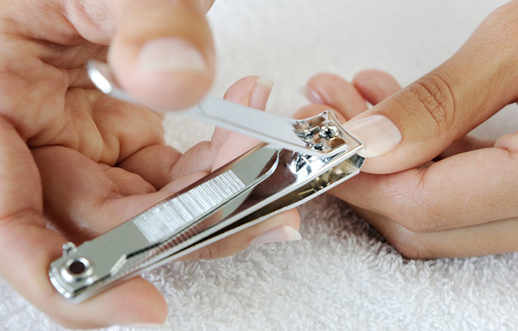 হাত সুন্দর রাখতে নিয়ম করে ম্যানিকিওর করুন। ভালো করে নখ কাটুন। আর মানানসই নেল পলিশ পরুন। তবে নেল পলিশ কিছুটা উঠে গেলে তার উপর দিয়েই নেল পলিস পরবেন না। আগে পুরোটা রিমুভার দিয়ে তুলে ফেলুন। ফাঁকা নখে কিছুক্ষণ থাকুন। তার পরে নেল পলিশ পরুন। ছবি: সংগৃহীত