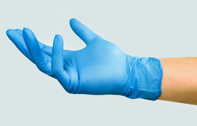 ঘরের কাজ যেমন বাসন মাজা, বা কাপড় কাচতে গিয়ে বেশি ক্ষার লেগে যাওয়ার সম্ভাবনা থাকে। এক্ষেত্রে হাতে 
গ্লাভস পরে কাজ করুন। ছবি: সংগৃহীত