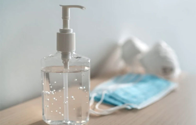 করোনা আক্রমণের শুরুতে চাহিদা অনুযায়ী হ্যান্ড স্যানিটাইজার বাজারে সেভাবে পাওয়া যাচ্ছিল না। কোথাও কোথাও অনেক বেশি দামেও বিক্রি করা হচ্ছিল স্যানিটাইজার। কিন্তু কিছুদিন যাওয়ার পর থেকেই মানুষের চাহিদার কথা মাথায় রেখে বাজারে মাস্ক আর হ্যান্ড স্যানিটাইজারের ছড়াছড়ি।