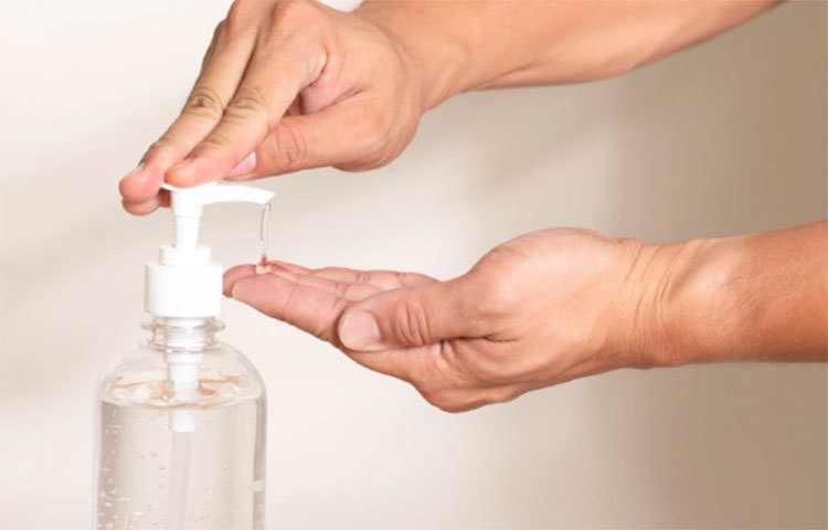 সুপারমার্কেট থেকে শুরু করে ছোট, বড় সব দোকান। এমনকী, রাস্তায় হকাররাও নিয়ে বসছেন হ্যান্ড স্যানিটাইজার। মানের বিচারে সেগুলি কতটা ভালো তা জানা নেই কারোরই।
