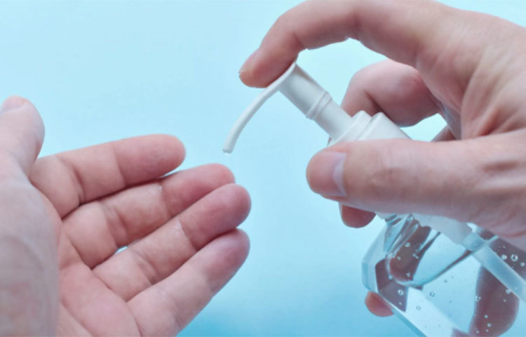 ভারতের স্বাস্থ্য মন্ত্রণালয়ের তরফ থেকে এবার সাফ জানানো হয়েছে, বেশি হ্যান্ড স্যানিটাইজার ব্যবহার করা উচিৎ নয়। শনিবার মন্ত্রণালয়ে স্বাস্থ্য পরিষেবা সংক্রান্ত অতিরিক্ত ডিরেক্টর জেনারেল আর কে ভার্মা বলেন, ‘এমন সংক্রমণ যে হবে, তা কেউ ভাবেনি। তবে বেশি হ্যান্ড স্যানিটাইজার ব্যবহার করা উচিৎ নয়।’