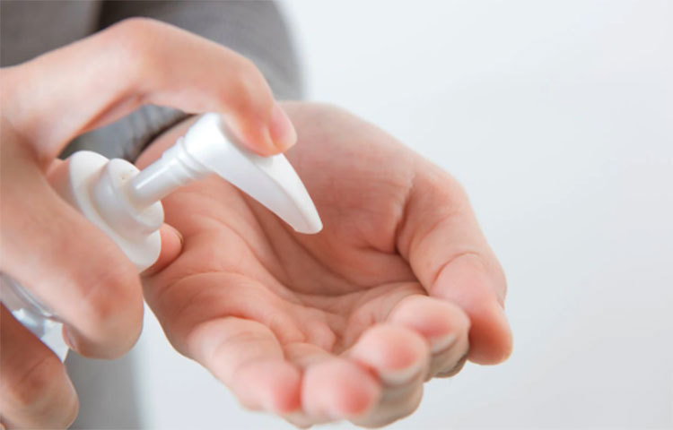 ভার্মা জানিয়েছেন, ‘মাস্ক পরুন, বারবার গরম জল খান ও ভালোভাবে হাত ধুয়ে নিন।’ বিশেষজ্ঞদের মতে বেশি হ্যান্ড স্যানিটাইজার ব্যবহার করলে ত্বক রক্ষাকারী ব্যাকটেরিয়াও মরে যায়। তাই সাবান ও পানি দিয়ে বারবার হাত ধুয়ে নিন। কারণ এমন অনেক হ্যান্ড স্যানিটাইজার আছে। যাতে নিম্নমানের অ্যালকোহল ব্যবহার করা হচ্ছে।