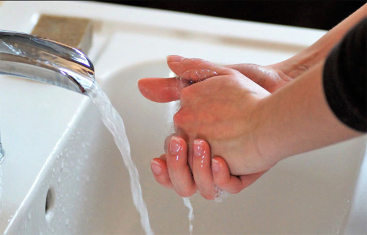 হাত ধোয়ার সময় কতগুলো বিষয় মাথায় রাখতে পারলেই অনেকটাই কমানো যাবে জলের অপচয়।
