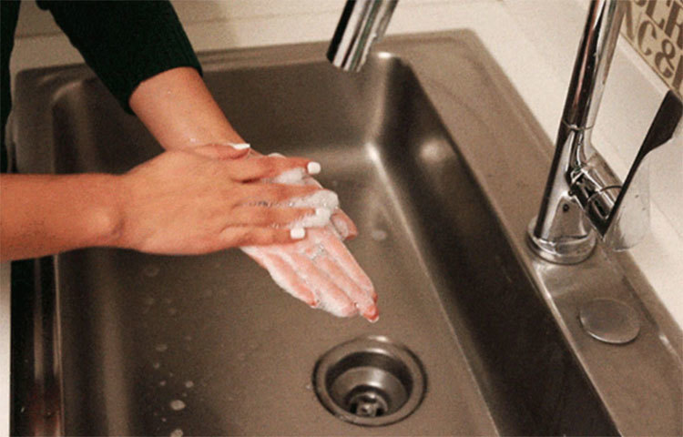 প্রথমে কল চালিয়ে দু’হাত ভিজিয়ে নিয়ে কল বন্ধ করে দিন। এবার ভেজা হাতে ভালো করে সাবান মাখুন। সাবান মেখে ভাল করে দু’হাতের আনাচে কানাচে পরিষ্কার করুন। শেষে কল চালিয়ে দু’হাত ভালো করে ধুয়ে নিন।