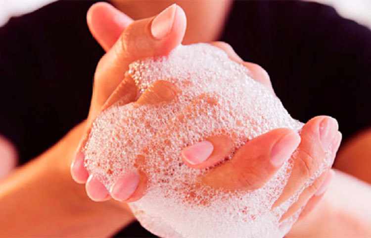 বোতলে থাকা একদিনের বাসি জল ফেলে না দিয়ে ওই জল হাত ধোয়ার কাজে লাগাতে পারেন।