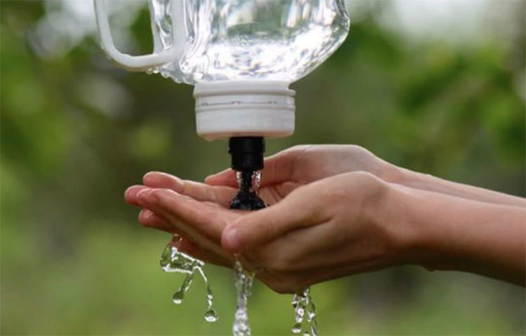 বালতিতে জল ভরে সেখান থেকে প্রয়োজন মতো জল কোনো ছোট পাত্রে করে হাত ধোয়ায় জন্য ব্যবহার করুন।