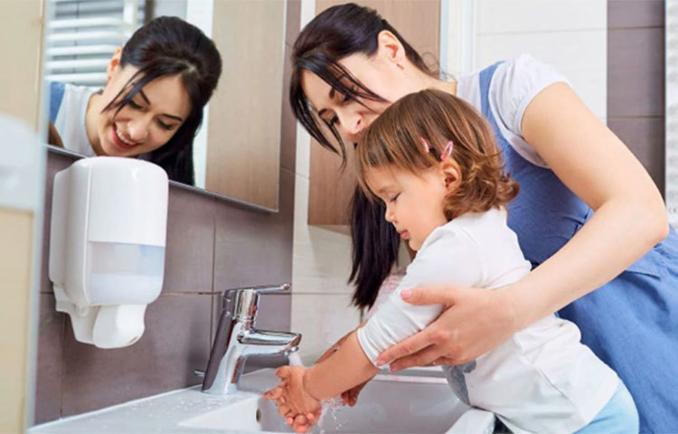 বাড়ির ছোটদের হাত ধোয়ার সময় বড়দের খেয়াল রাখতে হবে যাতে জলের অবচয় না হয়। প্রয়োজনে ওদের হাত ধুয়ে দিতে হবে বড়দেরই। এই বিষয়গুলো খেয়াল রাখলে জলের অপচয় অনেকটাই কমানো সম্ভব।